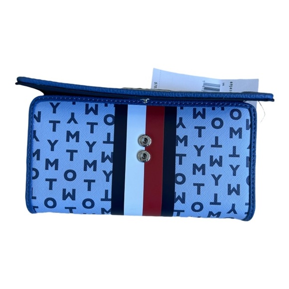 NWT Woman’s Tommy Hilfiger Faux Leather Folding Wallet With LOGO Design - Picture 3 of 9